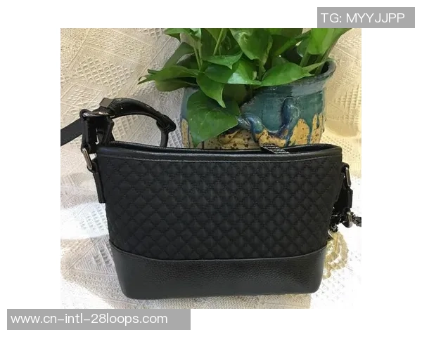 太阳报：保罗-帕克拍卖多件个人收藏，包含英超开创赛季奖杯